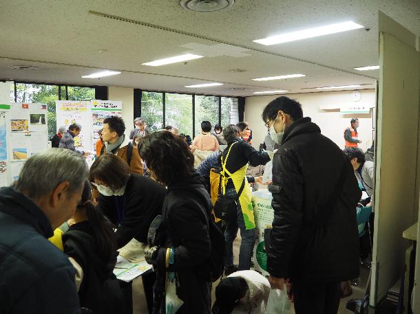 市民館2階がにぎわっている様子
