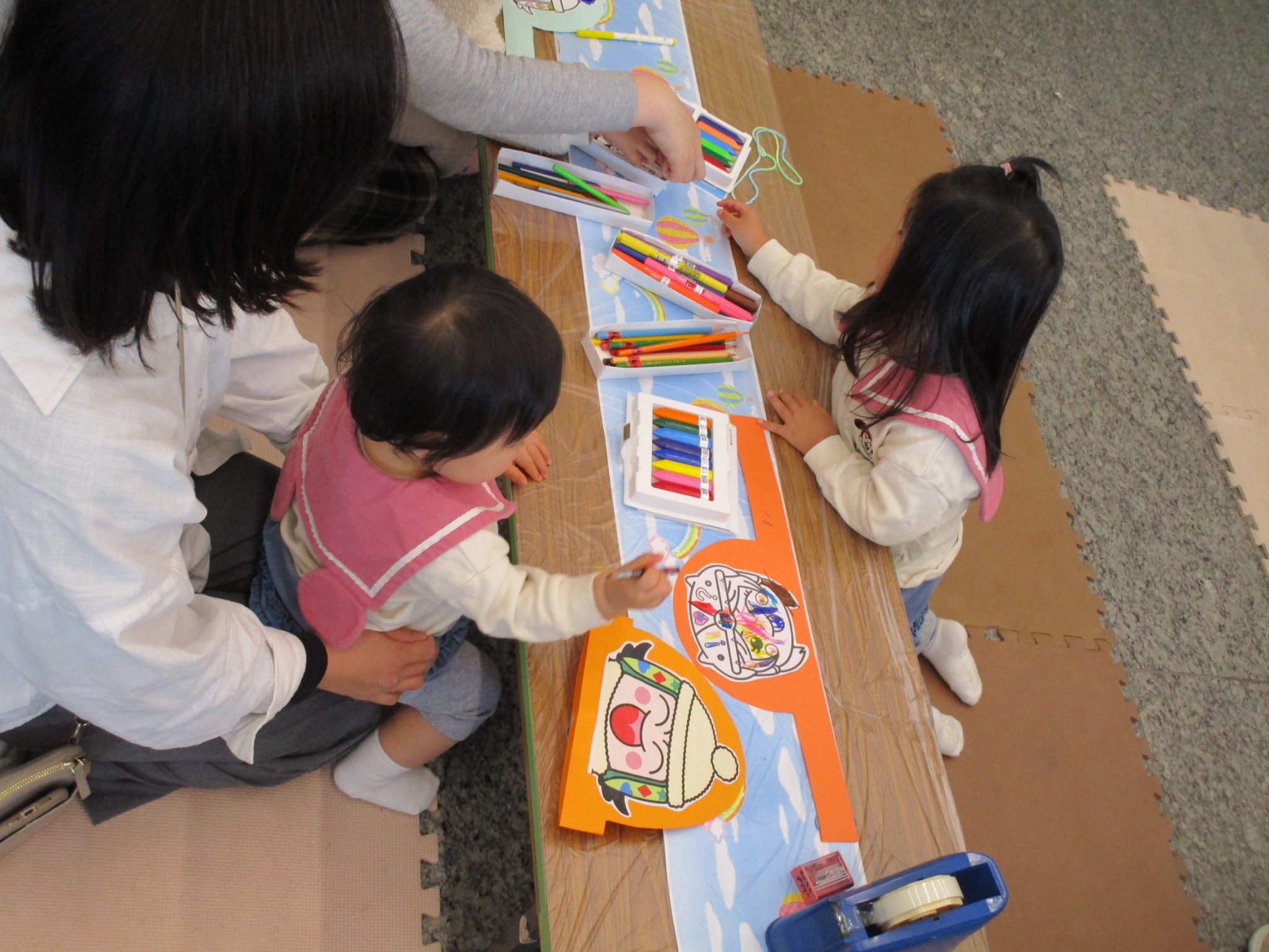 子どもがお絵かきをしている様子