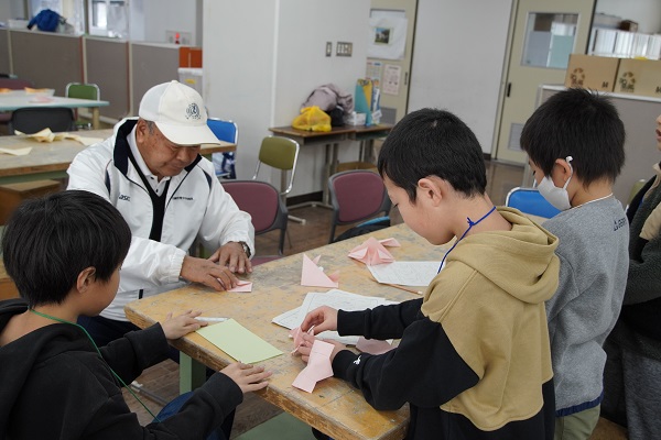 紙ヒコーキ大会の様子1