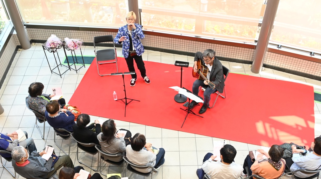 ハーモニカ・ギターの演奏