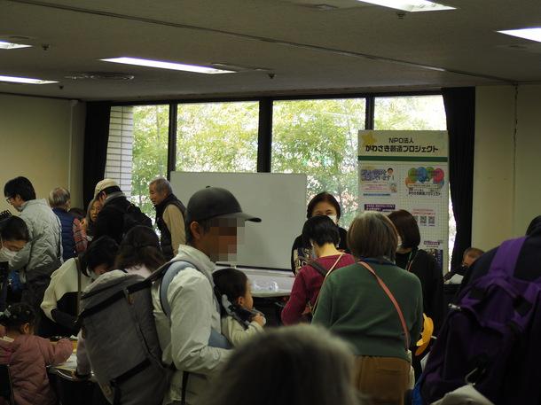 市民館2階がにぎわっている様子