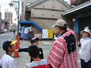 飯島商店のお話を聞く子どもたち