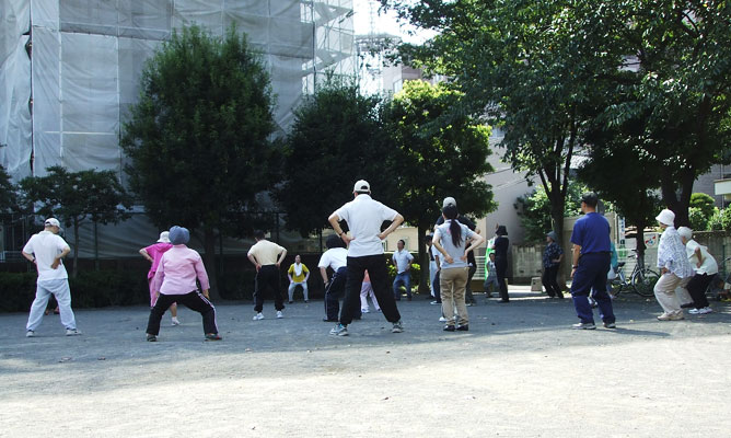 写真　公園体操の風景