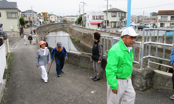 写真　自分にあったペースで歩きます、だけど後ろは気にかけながら