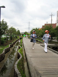 写真　風景も楽しみながら歩きます