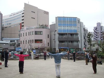 写真　久本薬医門公園は駅の近く