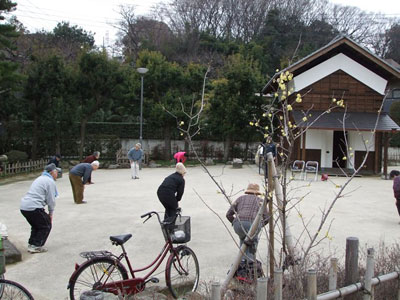 写真　保存された土蔵の前で