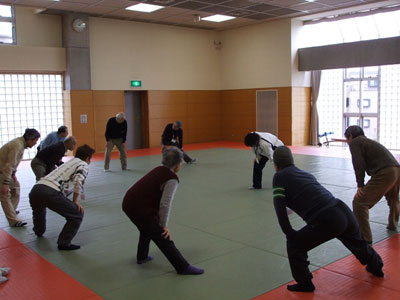 写真　スポーツセンターの武道室でストレッチ