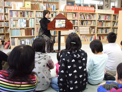 写真　紙芝居の様子