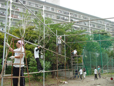 写真　中学校のネット作り