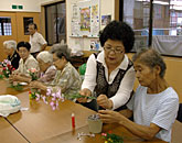 写真　先生が一人ひとりにアドバイス