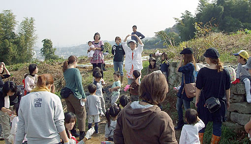 写真　芋掘りの説明を聞く参加者