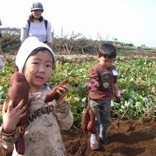 写真　喜ぶ子どもたち