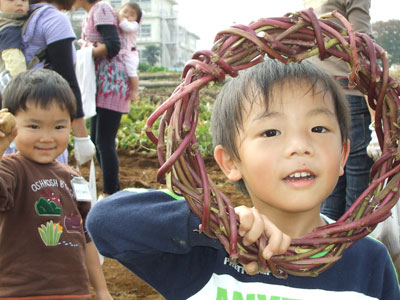 写真　芋のツルのリースだよ