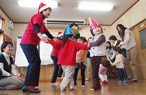 写真　クリスマスのダンスの様子