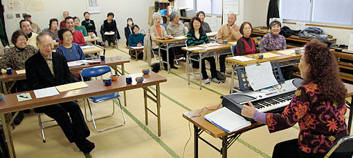 写真　先生の伴奏で歌います