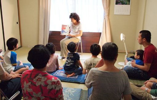 写真　おはなし会の様子