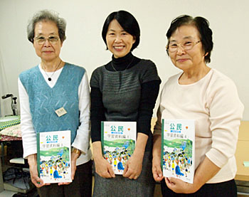 写真　左から志村さん、横山さん、川原さん。心を込めた拡大教科書を手に