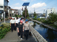 写真　水面に秋空が映えて気持ちいい「せせらぎ遊歩道」