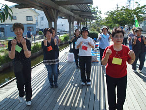 写真　体全体に神経を行き渡らせて…みなさん楽しみながらも真剣です