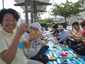 写真　はつらつとした笑顔の冨田さん