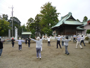 写真　空が広い橘樹神社の境内で深呼吸