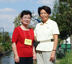 写真　世話人の馬場さん(左)と冨田さん(右)