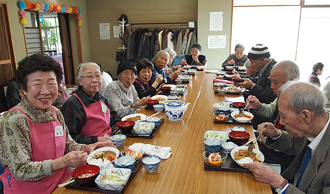 写真　食事会のようす