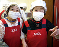 写真　芦澤さん（右）と石村さんの80代コンビ