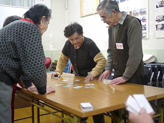 写真　カルタは真剣勝負