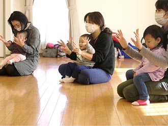 写真　みんな元気にグーチョキパー