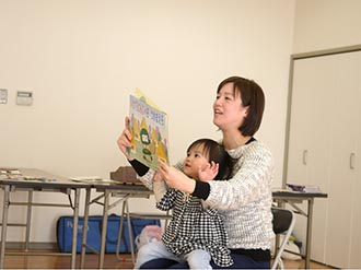 写真　紙芝居を読む宮島さん