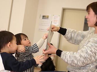 写真　紙芝居の絵に夢中の子どもたち