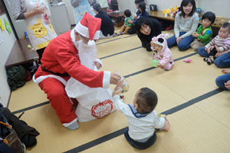 写真　サンタさんからプレゼント「ボクも」