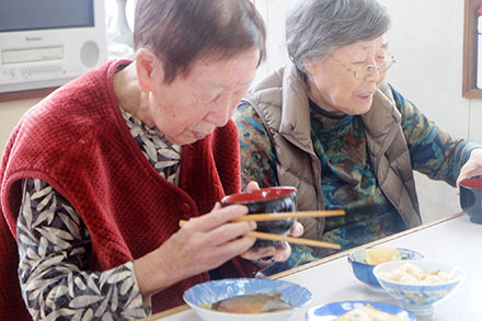 写真　一品一品を味わいながらの昼食