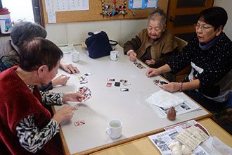 写真　ケアマネの金子さん（右）も混じって花札