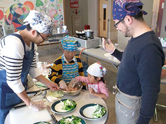 写真　子どもたちと一緒に料理を作った「パパ×ノクチ」