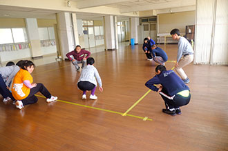 写真　まずは準備体操から