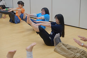 写真　バランスをとりながら腹筋を鍛えます