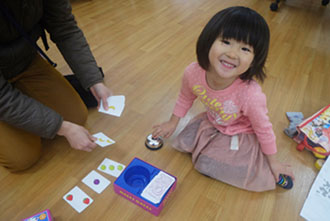 写真　未就学児はお母さんと遊んでいました