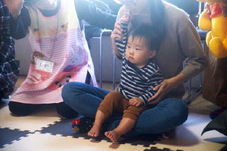 お母さんに手伝ってもらい「は〜い」