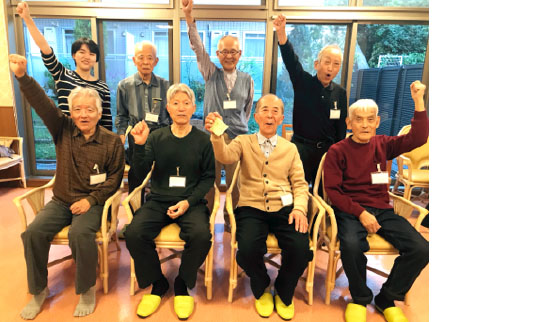 写真　コグニーズのメンバー。後列右端が横井さん