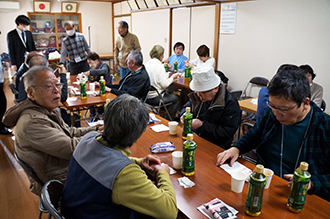 小グループでお菓子やお茶を飲みながら交流します。