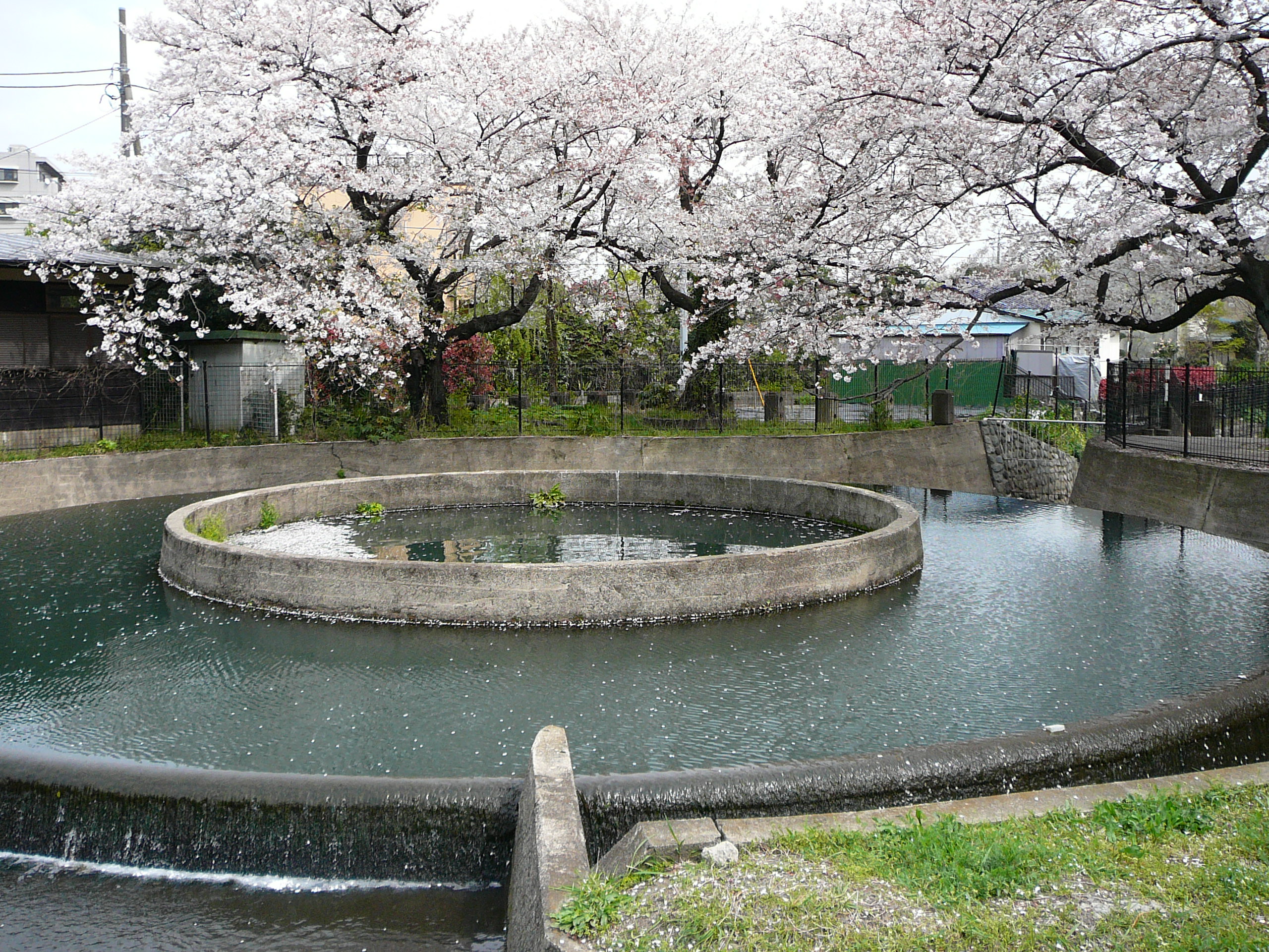 久地円筒分水の画像