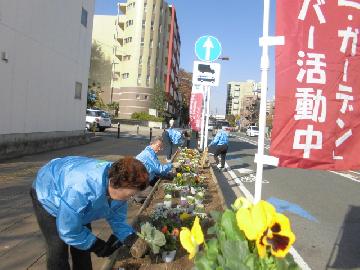 区役所前通りの植替えイベントの写真