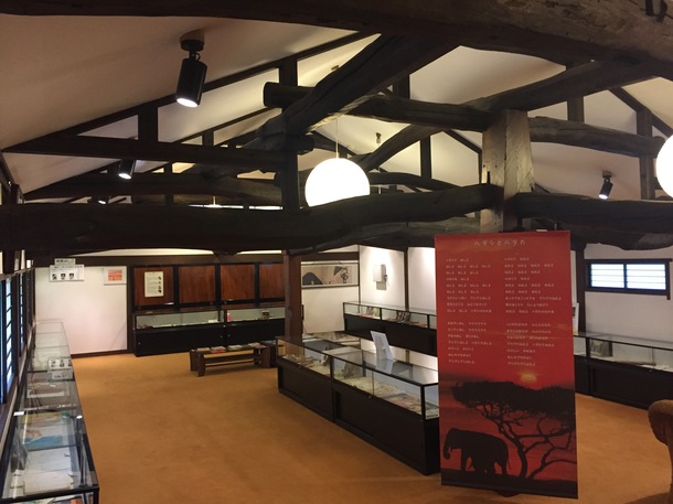 小黒童謡記念館2階展示ホールの写真