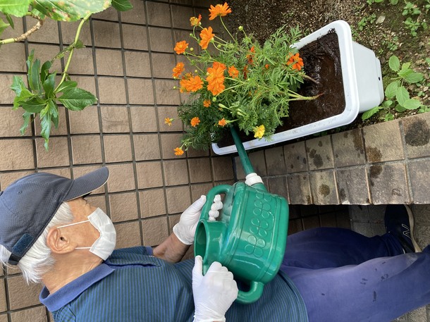 認知症サポーターの方が花に水をやる写真