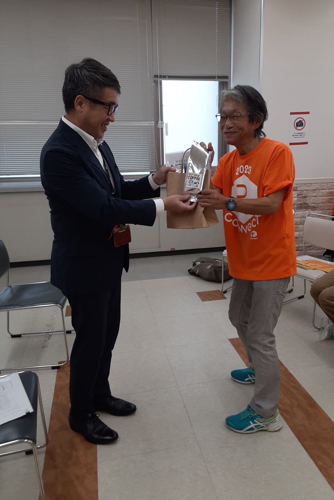 区長へコーヒー豆をプレゼントしている写真