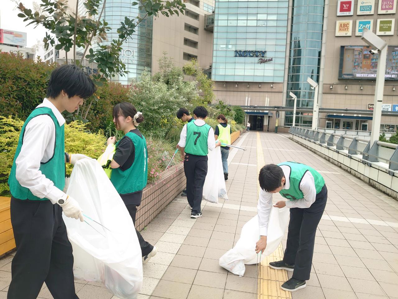 ごみ拾いの様子