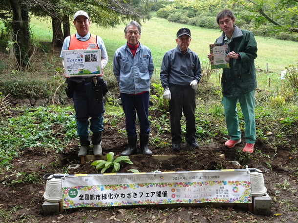 地元町会との植え付け作業